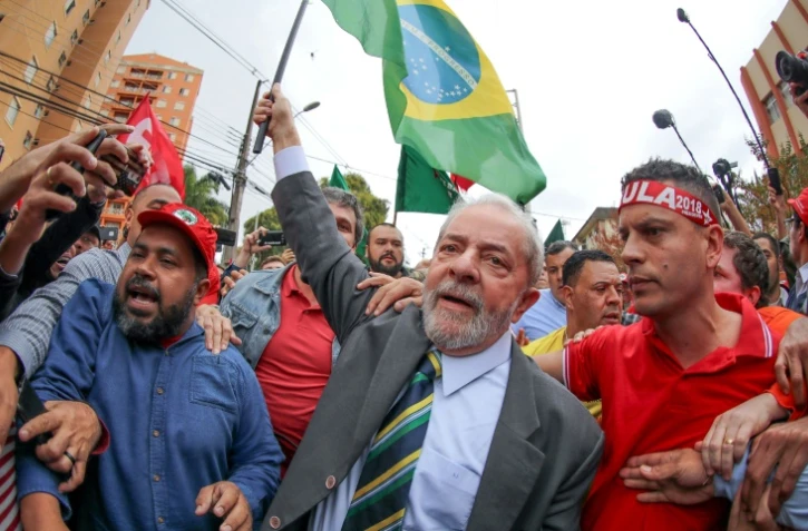 L'ex-président brésilien Luiz Inacio Lula da Silva parmi ses partisans à son arrivée au tribunal de Curitiba (sud), le 10 mai 2017