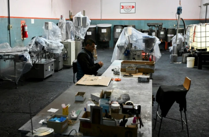 Un employé de l'usine Tintas Opalo à Sarandi, dans la province de Buenos Aires, en Argentine, le 17 avril 2024