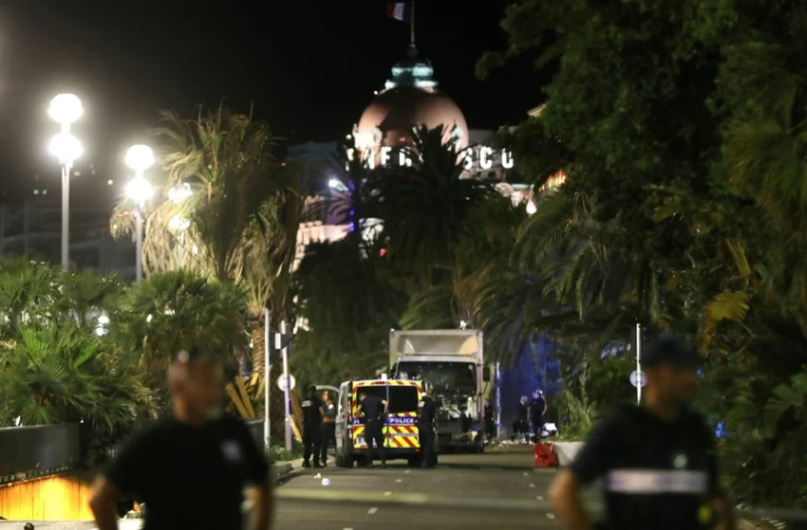 Des policiers près du camion utilisé lors de l'attentat de Nice, le 14 juillet 2016