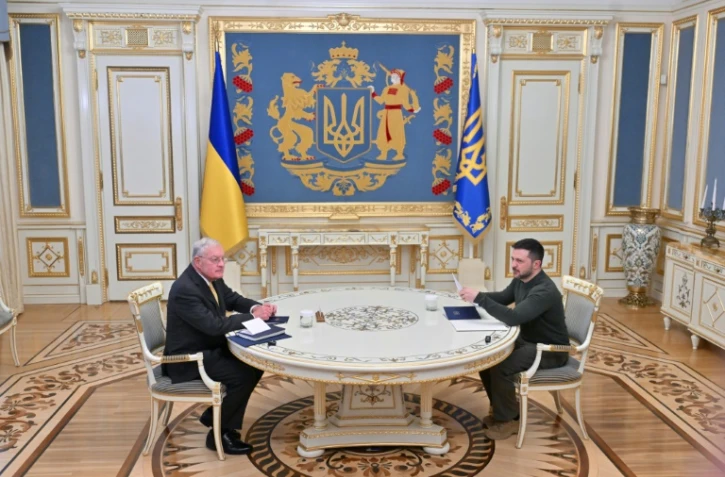 Le président ukrainien Volodymyr Zelensky (à droite) s'entretient avec l'émissaire américain Keith Kellogg, le 20 février 2025 à Kiev