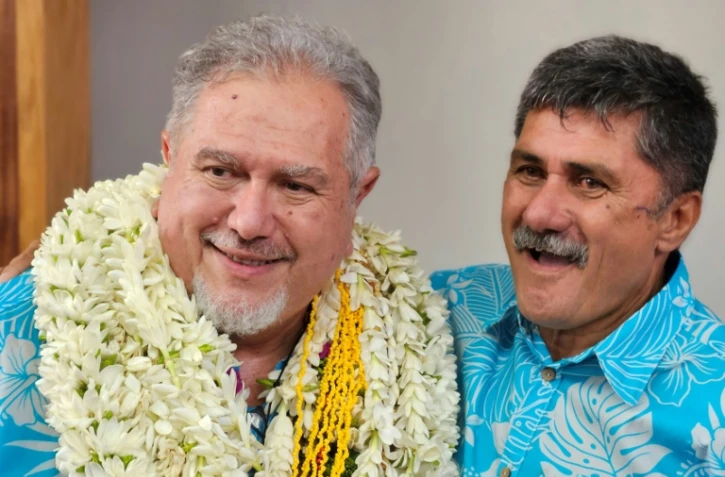 L'indépendantiste polynésien Moetai Brotherson (G) est félicité par un membre de son parti après avoir été élu président de la Polynésie française le 12 mai 2023 à Papeete