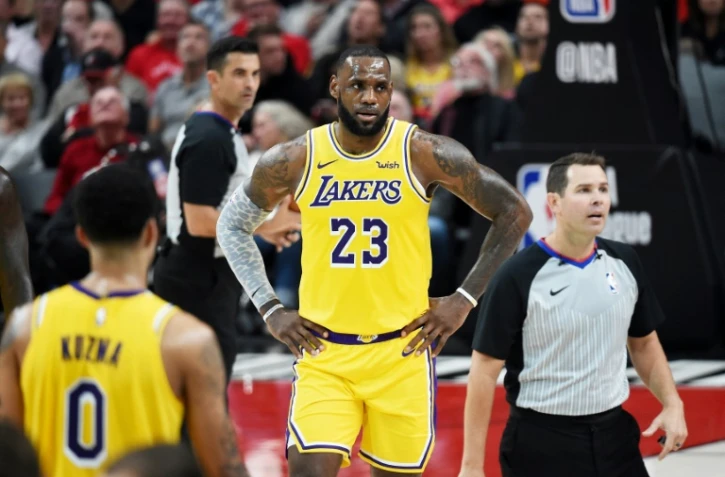 LeBron James s'incline avec les Los Angeles Lakers sur le parquet des Trail Blazers à Portland, le 18 octobre 2018