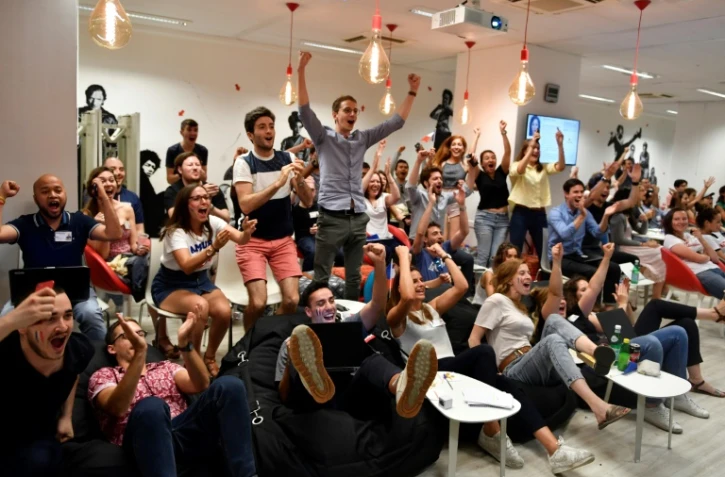 Au bureau on travaille "un peu quand même" à la société Rakuten lors de la qualification de la France en demi finale du Mondial le 6 juillet 2018