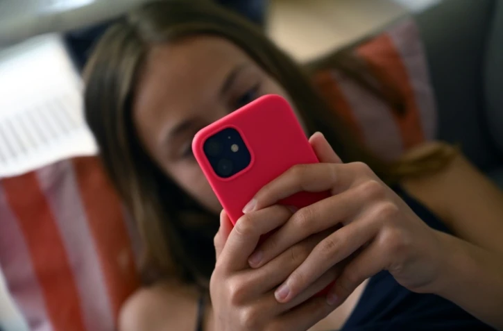 Un avis de l'Agence nationale de sécurité sanitaire (Anses) a clairement alerté sur le danger des réseaux sociaux pour la santé mentale des adolescents, pointe Laure Miller