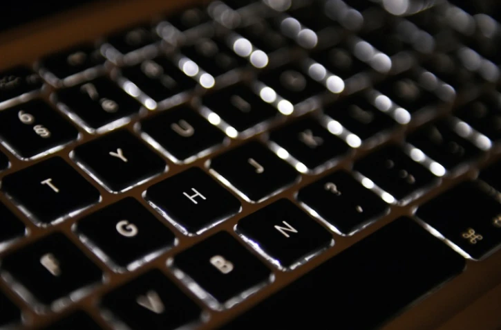 Un vieil ordinateur portable contenant six virus informatiques parmi les plus dangereux et symbolisant les dangers de l'internet, a été vendu aux enchères 1,345 million de dollars