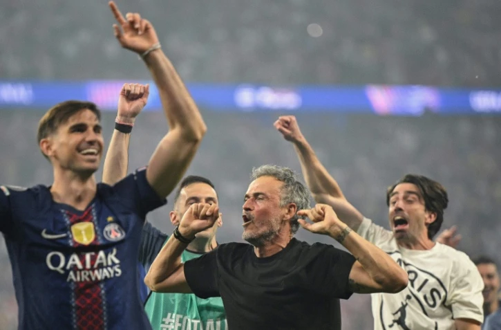 La joie du coach parisien Luis Enrique (2eD) et du milieu espagnol Fabian Ruiz (G) après la victoire du PSG en finale de la Ligue des champions contre Arsenal, le 30 mai 2026 à Budapest