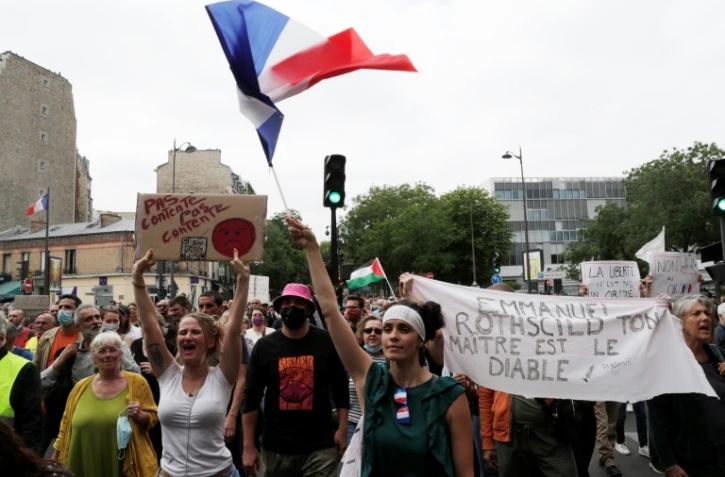Plusieurs dizaines de milliers de personnes manifestent le 17 juillet 2021 à travers la France, de Marseille à Lille et de Montpellier à Paris, contre la vaccination anti-Covid et le pass sanitaire