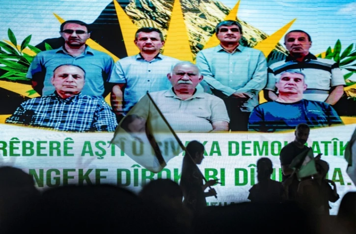 Des partisans du fondateur emprisonné du PKK, Abdullah Öcalan, assistent à un rassemblement diffusant une déclaration télévisée dans la ville à majorité kurde de Qamishli, dans le nord-est de la Syrie, le 9 juillet 2025