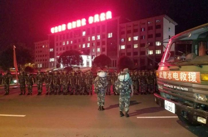 La police paramilitaire se prépare à quitter Chengdu, au sud-ouest de la province du Sichuan en Chine, vers des zones sinistrées après un tremblement de terre, le 8 août 2017