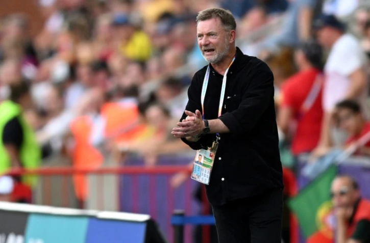 L'entraîneur de la Suède Peter Gerhardsson apprécie le match de ses joueuses contre le Portugal à l'Euro à Leigh Sport Stadium, le 17 juillet 2022 