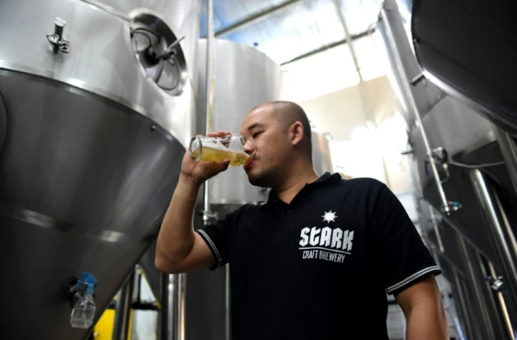 Production de bière dans l'unique brasserie artisanale d'Indonésie, à Singaraja, le 24 février 2017