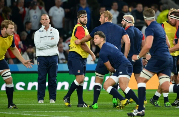 L'entraîneurt de l'Angleterre Stuart Lancaster (blanc) avec ses joueurs lors de l'échauffement avant le match du Mondial contre les Gallois, le 26 septembre 2015 à Twickenham 