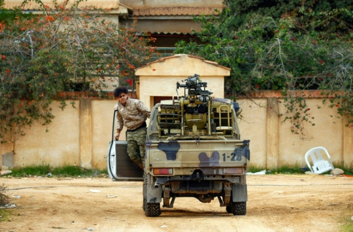 Des combattants loyaux au GNA reconnu par la communauté internationale patrouillent au sud de Tripoli, le 12 janvier 2020 en Libye