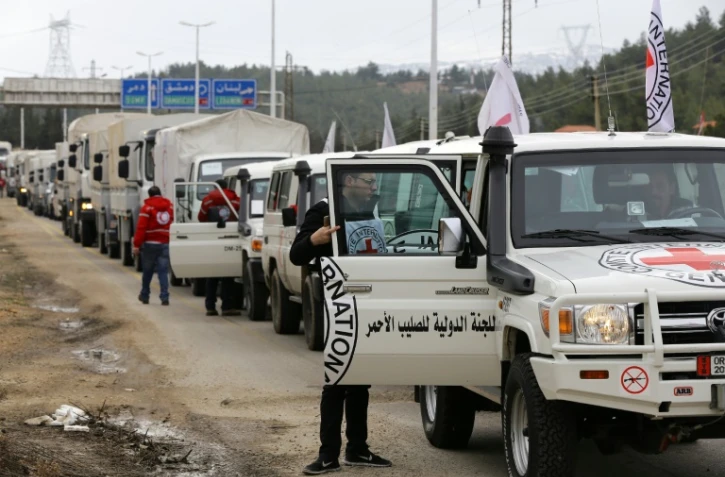 Un convoi d'aide humanitaire en attente dans les environs de la ville assiégée de Madaya, le 11 janvier 2016 en Syrie