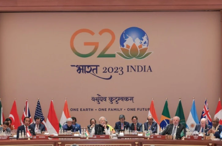 Le Premier ministre indien Narendra Modi (c) et les dirigeants du G20 lors de la session de clôture du sommet, le 10 septembre 2023 à New Delhi