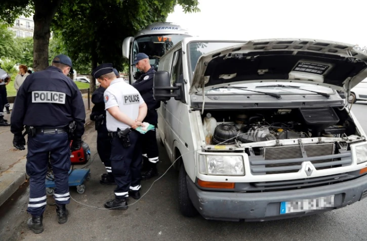 Des policiers contrôlent les voitures polluantes désormais interdites en semaine à Paris, le 1er juillet 2016