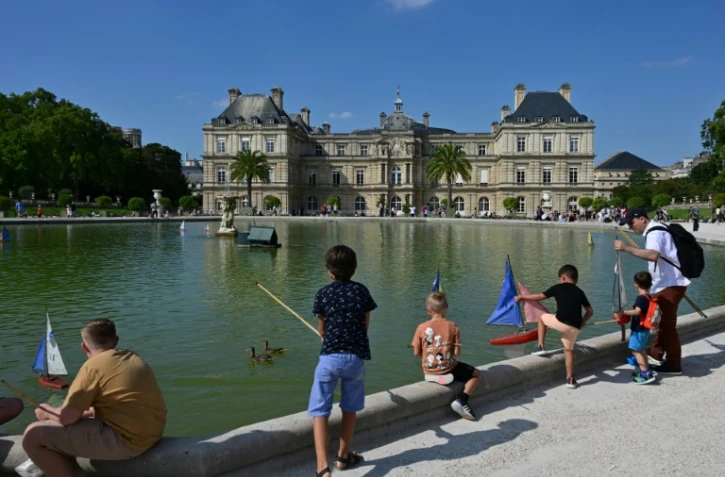 Des enfants jouent au Grand Bassin, dans le parc du Luxembourg, à Paris, le 17 août 2023