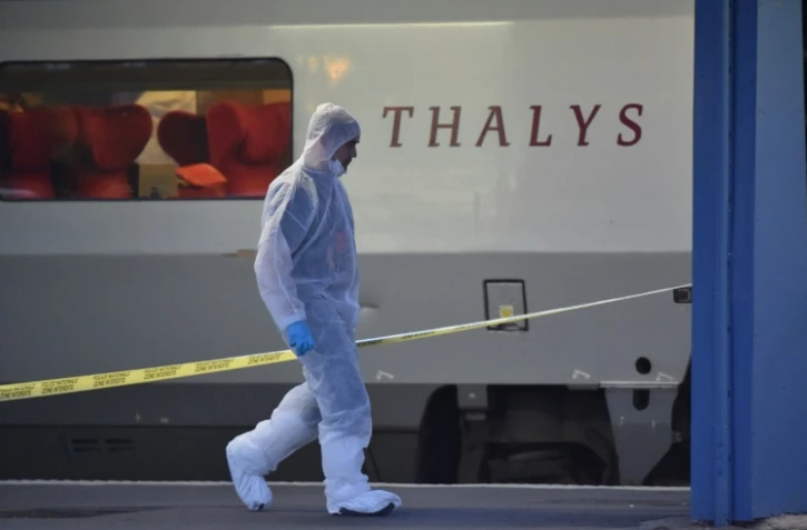 Un officier de la police scientifique se prépare à inspecter le Thalys attaqué le 21 août 2015 à Arras, en France