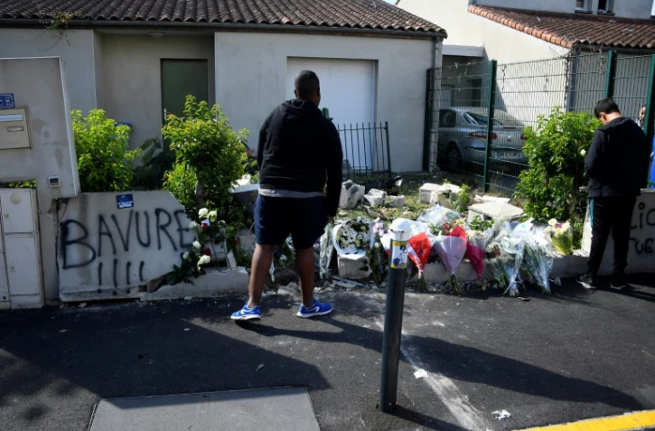 Des personnes se recueillent le 5 juillet 2018 à Nantes sur le lieu du contrôle de police où un jeune de 22 ans a été tué par un tir de police mardi soir