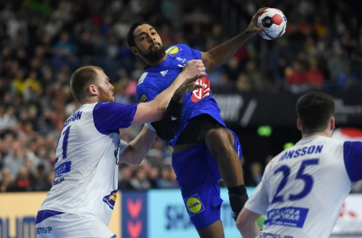 Le Français Melvyn Richardson tente de marquer face à l'Islandais Arnar Freyr Arnarsson au Mondial de hanball, le 20 janvier 2019 à Cologne