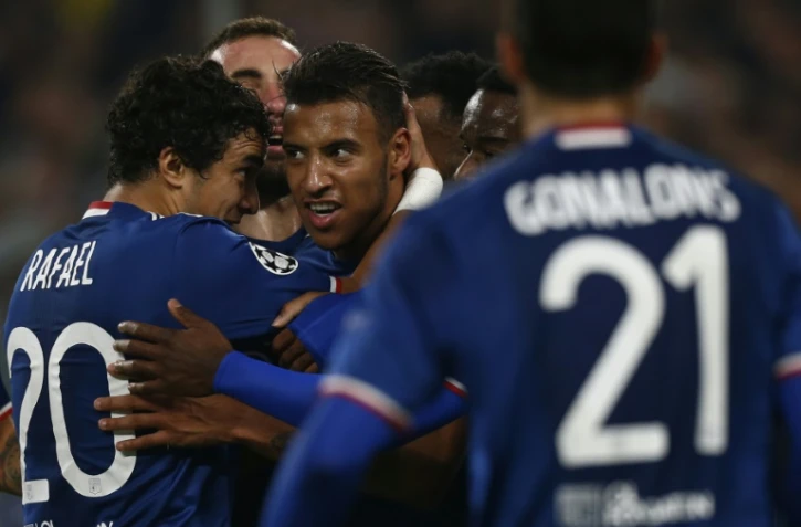 Le milieu lyonnais Corentin Tolisso se fait féliciter par ses coéquipiers aprés son but d'égalisation face à la Juve, le 2 novembre 2016 à Turin