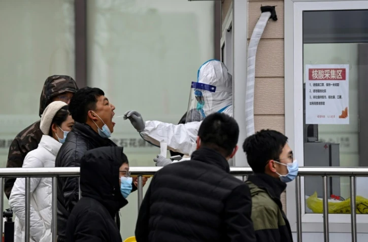Un homme dépisté au Covid-19 à Pékin, le 21 janvier 2022