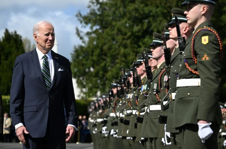 Le président américain Joe Biden passe en revue la Garde d'honneur irlandaise, le 13 avril 2023 à Dublin