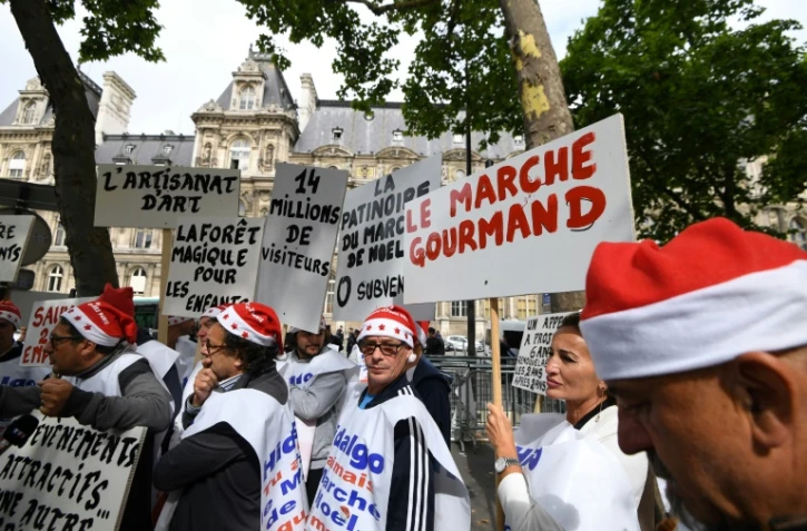 Manifestation pour protester contre la fin annoncée du marché de Noël sur les Champs Elysées, devant l'Hôtel de Ville le 3 juillet 2017