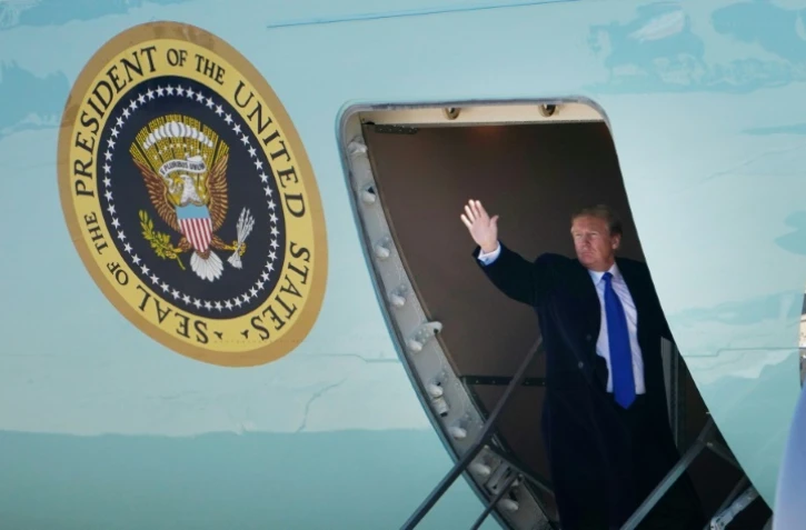 Donald Trump embarque à bord de l'avion présidentiel Air Force One, le 25 février 2019, près de Washington