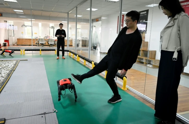 Un employé de la société de technologie Weilan commande un robochien le 2 avril 2021 dans l'atelier de l'entreprise à Nankin