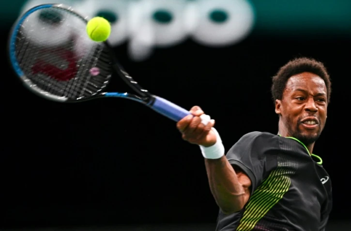 Le Français Gaël Monfils, lors de sa victoire, 4-6, 7-5, 6-3, face au Serbe Miomir Kecmanovic, au 1er tour du Masters 1000 de Paris, le 2 novembre 2021 à l'AccorHotels Arena