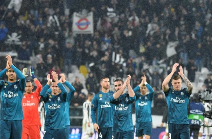 Les joueurs du Real Madrid applaudissent les spectateurs après leurs victoire face à la Juventus en quarts aller de C1, le 3 avril 2018 à Turin