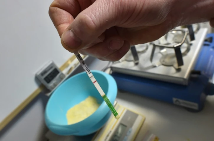 Des échantillons de soja sont testés au laboratoire de l'usine Alifel, dans la Sarthe, le 3 février 2017