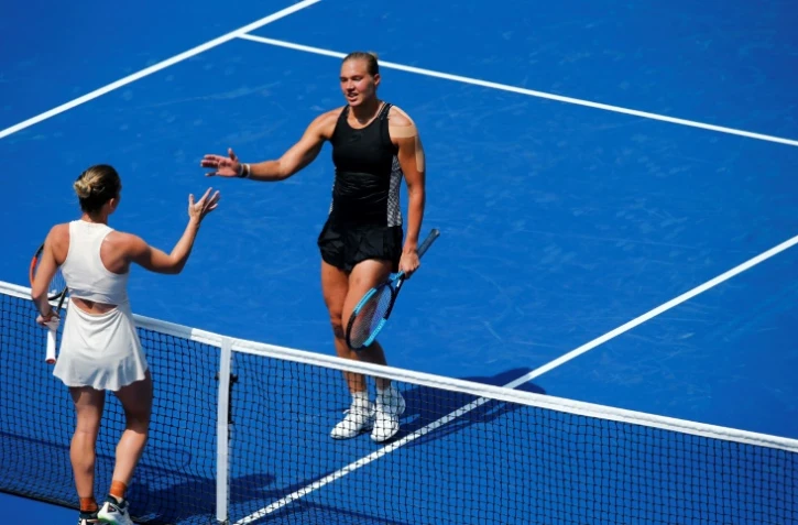 La N.1 mondiale Simona Halep (de dos) salue la victoire de son adversaire, l'Estonienne Kaia Kanepi au premier tour de l'US Open, le 27 août 2018 à Flushing Meadows