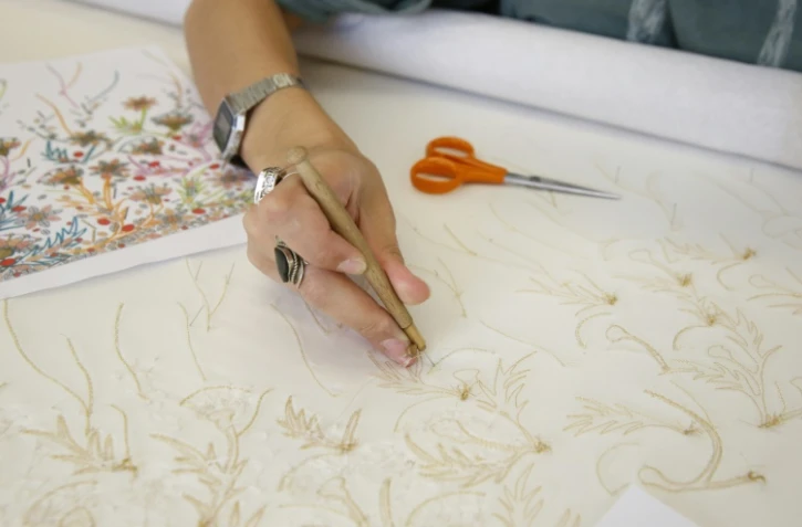 Emmanuelle Khanh a crée un style pour les jeunes femmes de l'époque, avec des jupes à taille basse et des chemisiers à col long