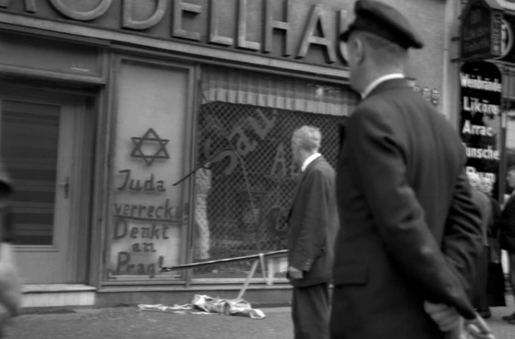 Des inscriptions  antisémites sur la devanture d'un commerce juif en juin 1938 à Berlin lors de la campagne initiée par les Nazis