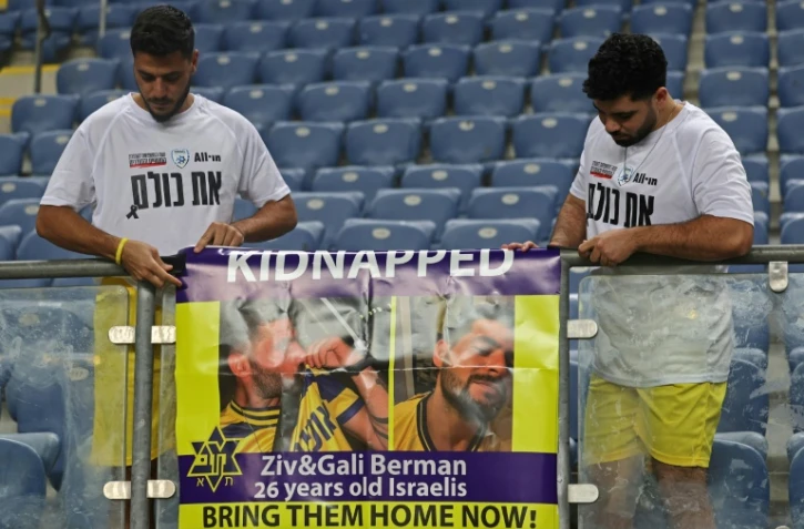 Des spectateurs demandent la libération d'otages retenus captifs à Gaza lors d'un match caritatif de football, le 7 janvier 2025 à Petah Tikva, près de Tel-Aviv