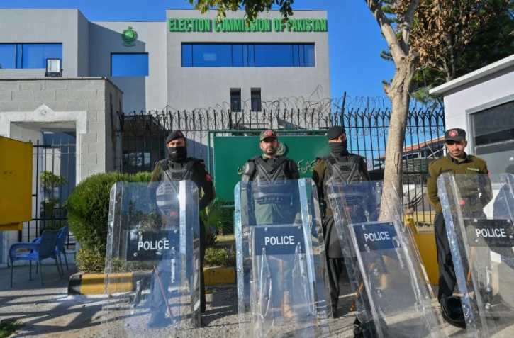 Des gardes surveillent l'accès à la commission électorale du Pakistan le 9 février 2024 à Islamabad