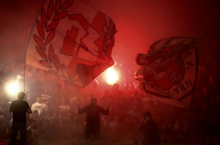 Les supporters de l'Etoile rouge de Belgrade le 10 juin 2020 lors du match contre le Partizan Belgrade en demi-finale de la Coupe serbe Ă Belgrade.(Archives)