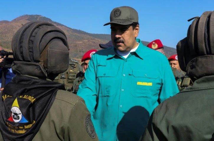 Le président du Venezuela Nicolas Maduro (C) serre la main de soldats lors d'exercices militaires à Naguanagua (Venezuela), le 27 janvier 2019