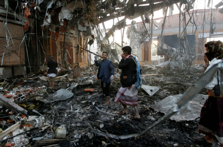 Des équipes de secours recherchent des victimes après le bombardement meurtrier d'une cérémonie funéraire, le 8 octobre 2016 à Sanaa