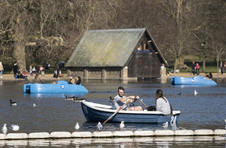 Des gens se promènent en barque à Hyde Park dans le centre de Londres, le 24 février 2019