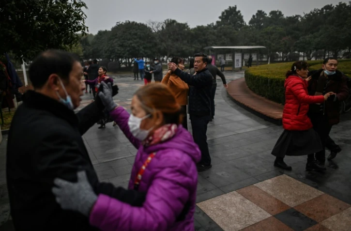 Des habitants dansent dans un parc , un an après le confinement, le 23 janvier 2021 à Wuhan, en Chine