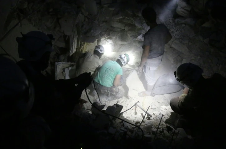 La sécurité civile recherchent des victimes d'une frappe aérienne dans un quartier rebelle d'Alep, le 4 octobre 2016