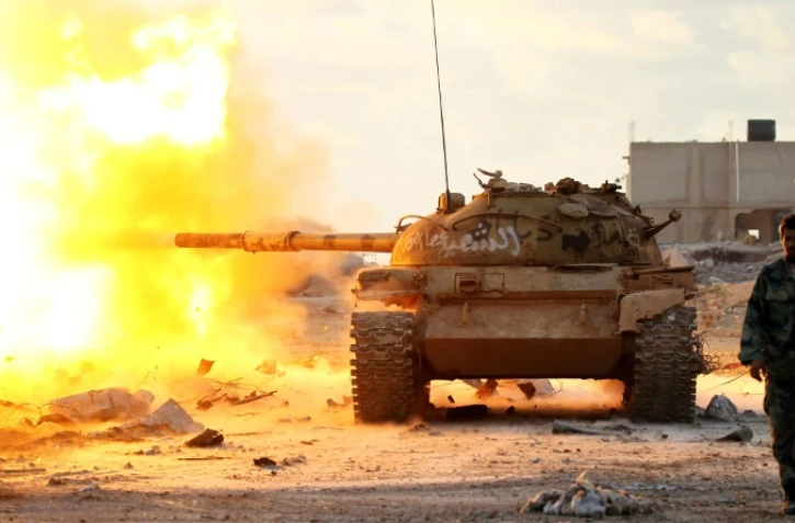 Un soldat de l'Armée nationale libyenne (ANL) devant un char lors des combats contre les djihadistes à Qanfudah, dans la banlieue sud de Benghazi, le 14 janvier 2017