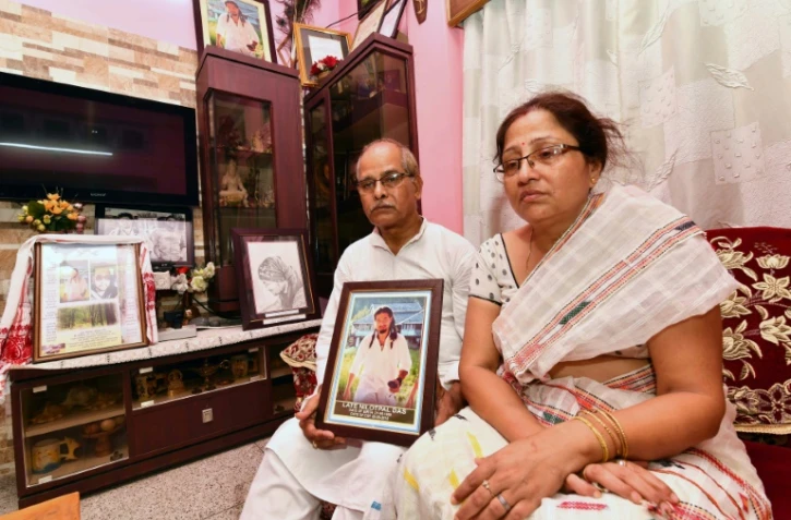 Les parents de Nilotpal Das, lynché à mort suite à une fauisse rumeur sur internet, dans leur maison à Guwahati, capitale régionale de l'État de l'Assam, dans le nord-est de l'Inde, le 9 juillet 2018
