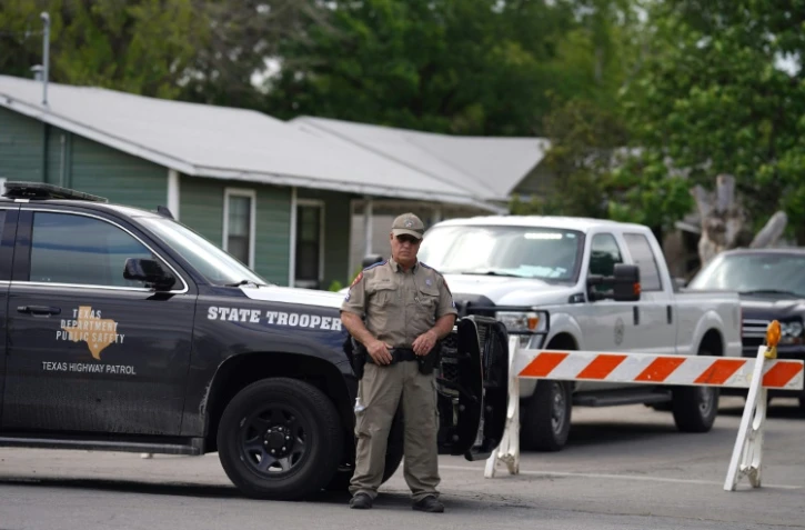 Un policier devant l'école primaire de Uvalde, au Texas, où un adolescent à tué 21 personnes le 24 mai 2022
