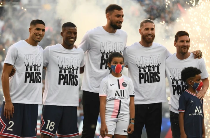 Les recrues du PSG lors de leur présentation au public du Parc des princes le 14 août 2021, de gauche à droite, Achraf Hakimi,  Georginio Wijnaldum, Gianluigi Donnarumma,  Sergio Ramos et Lionel Messi