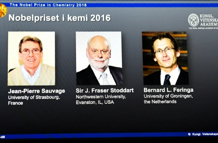 (g-d) les photos de Jean-Pierre Sauvage, J. Fraser Stoddart et Bernard L. Feringa, lauréats du prix Nobel de chimie, le 5 octobre 2016 à Stockholm