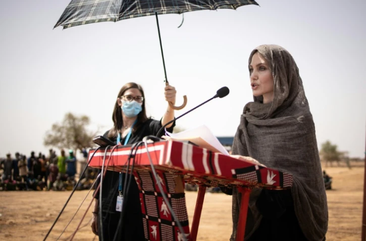 L'actrice américaine Angelina Jolie, envoyée spéciale du Haut Commissariat des Nations unies pour les réfugiés, dans le camp de Goudebou, au Burkina Faso, le 20 juin 2021